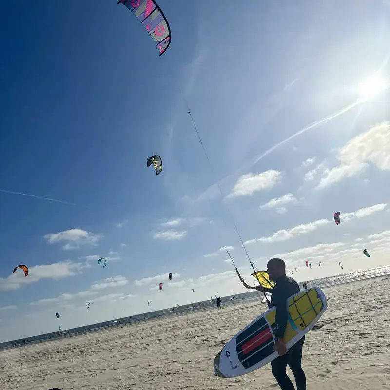 Kitesurfen op het strand